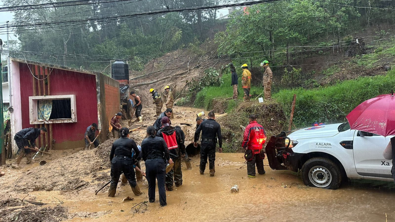 cuitlahuac garcía jiménez gobernador de veracruz atienden emergencia por lluvias