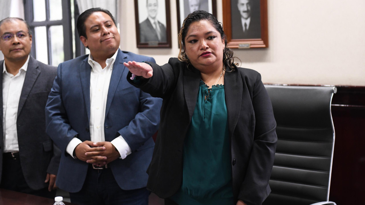 Alebrto Islas Reyes, presidente municipal de Xalapa rinde protesta Dora Angélica Méndez López como Regidora Sexta del Ayuntamiento de Xalapa