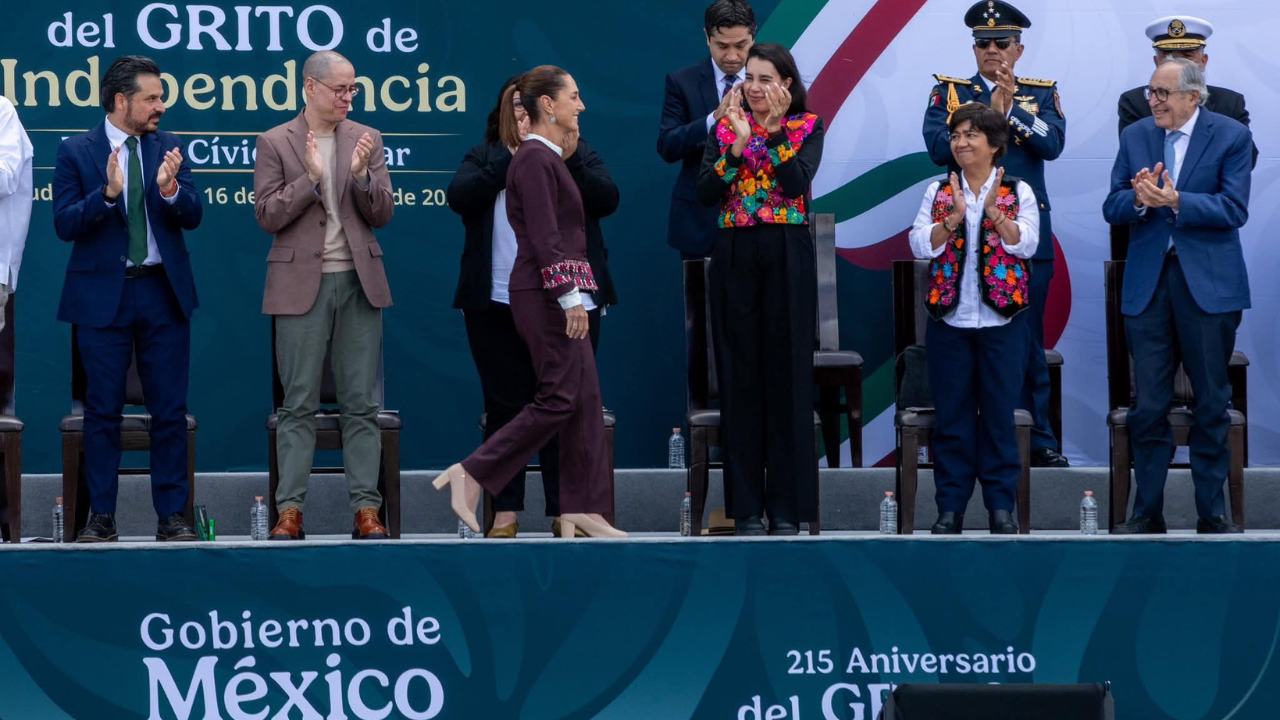 Josefina Rodríguez Zamora, secretaria de Turismo asiste al desfile del 2015 del Aniversario del Grito de Independencia de la presidenta de México